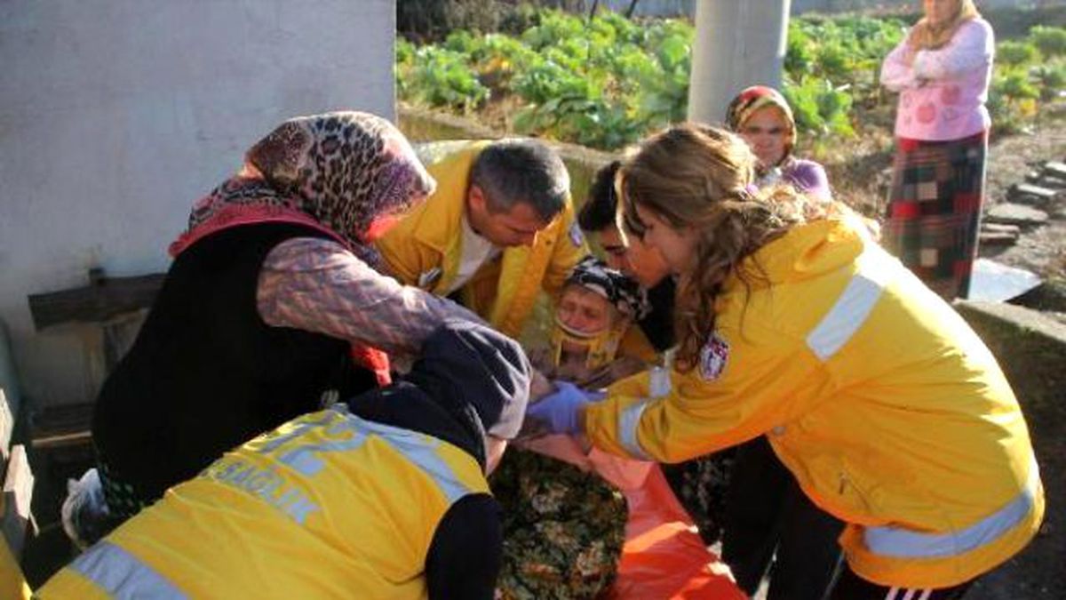 Su Kuyusuna Düşen Yaşlı Kadını İşçiler Kurtardı