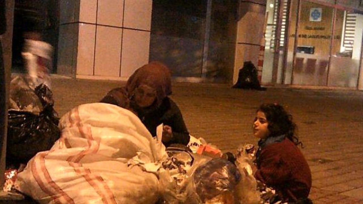 Suriyeli Anne ve Kızı Çöplerden Yiyecek Topluyor