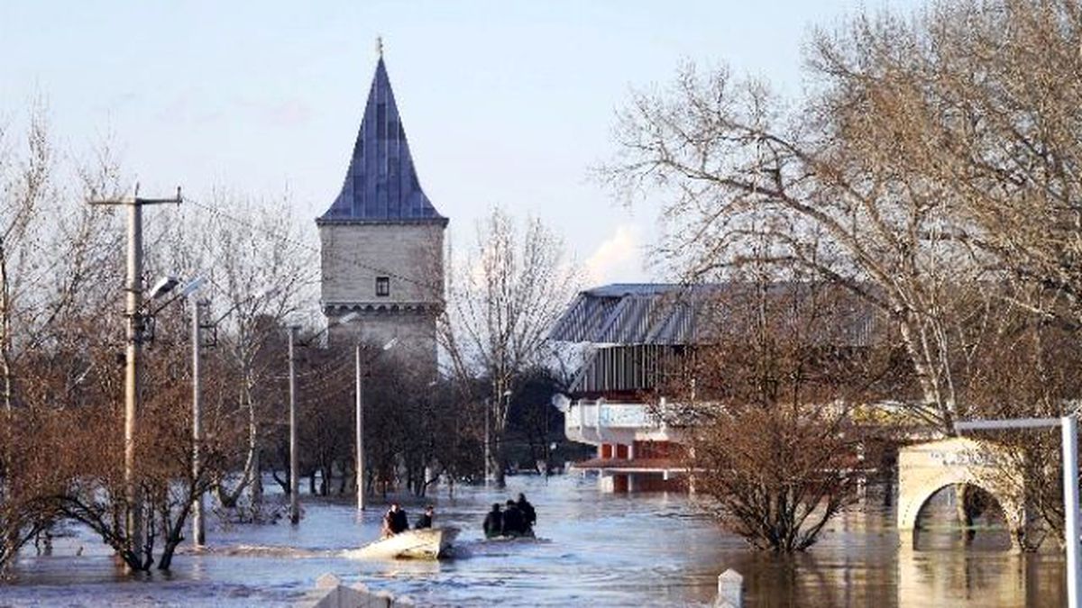 Taşkının Keyfini Çıkardılar