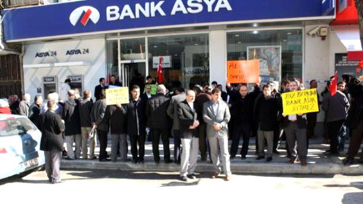 Tokat\'ta Bank Asya Şubesi Önünde Eylem