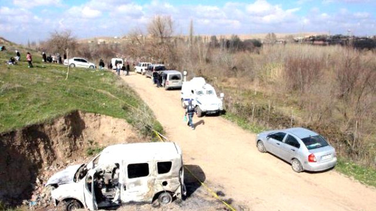 Polis Yakılan Araç Yakınında Kadın Cesedi Buldu