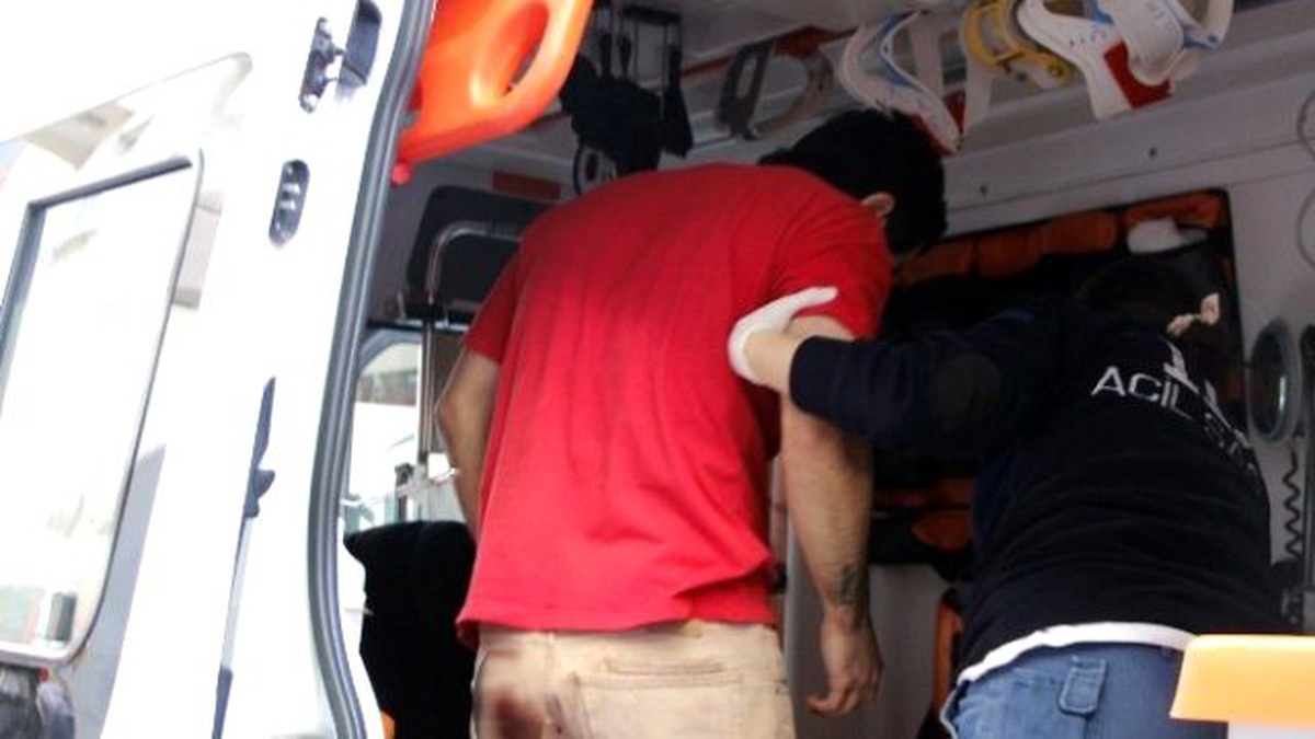 Yol Verme Kavgasında Kalçasından Bıçaklandı