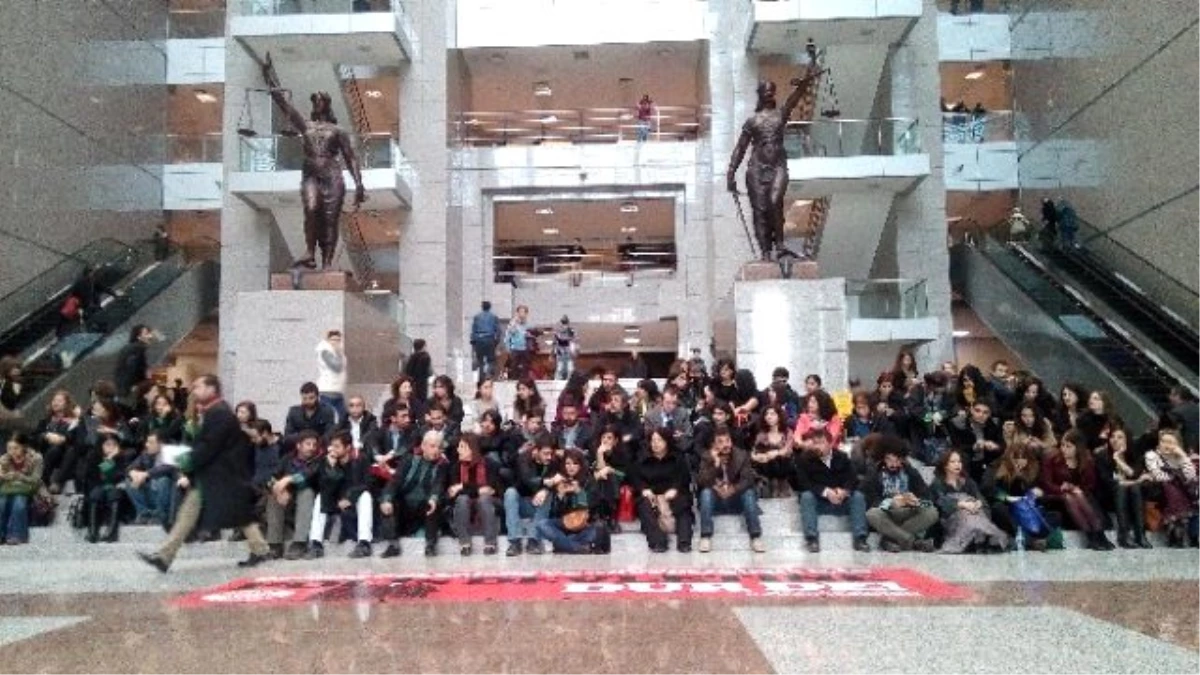 Avukatlardan İstanbul Adalet Sarayı\'nda Oturma Eylemi