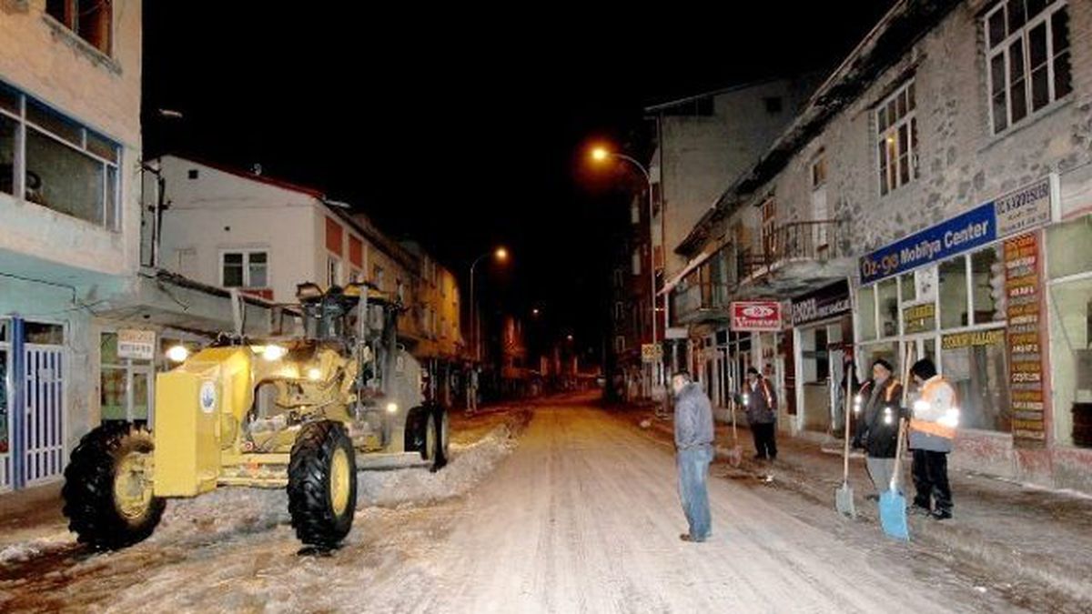 Aziziye Belediyesi 24 Saat Karla Mücadele Ediyor