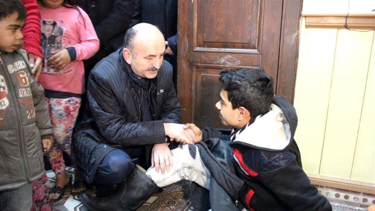 Bakan Müezzinoğlu, Ulaşımı Kesilen Mahalleye Helikopterle Gitti