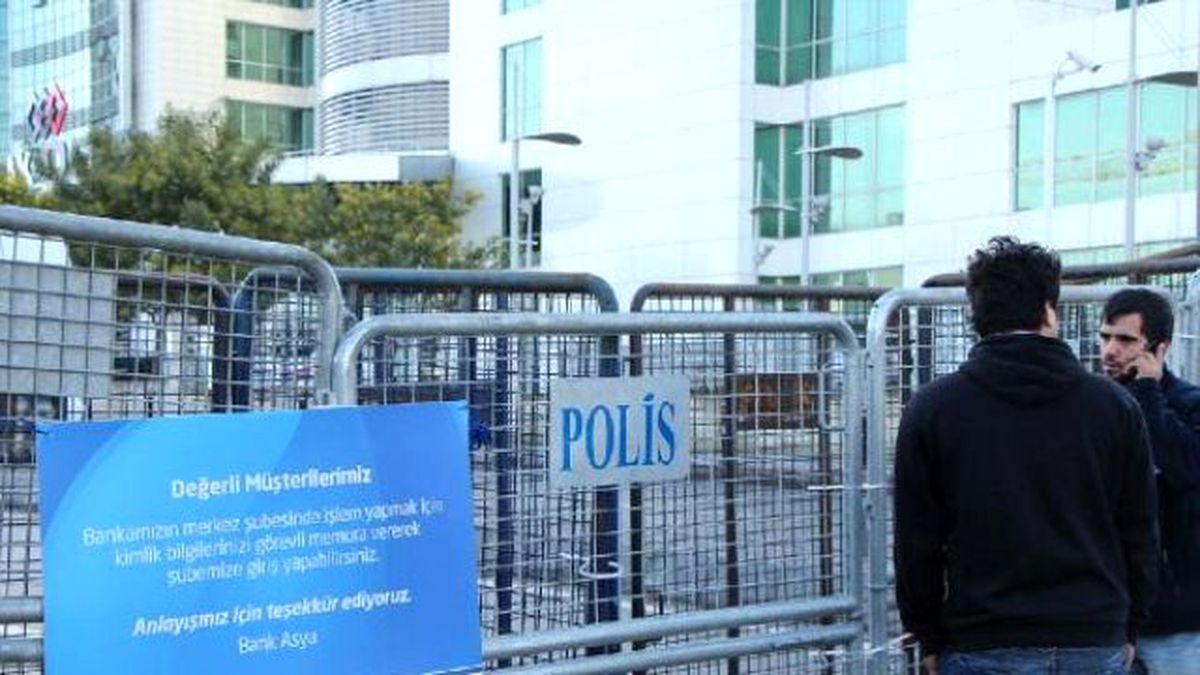 Bank Asya Önünde Polisin Bekleyişi Devam Ediyor