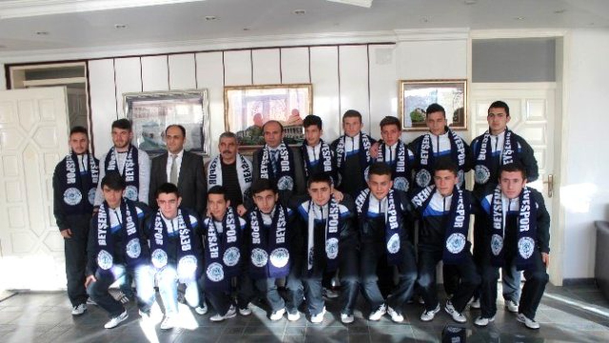Başkan Özaltun Şampiyon Futbolcuları Ödüllendirdi