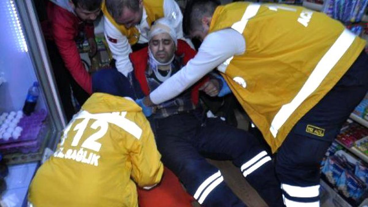 Büfeciyi Dövüp 600 Lirasını Gasp Ettiler