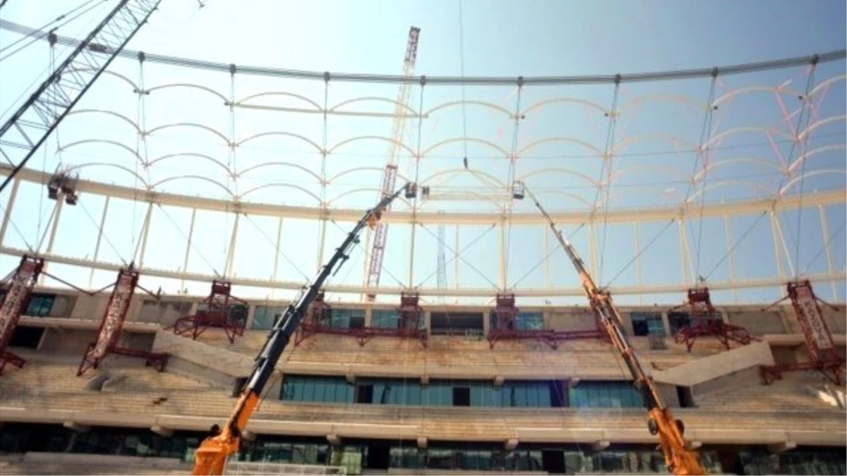 Bursa\'da Etkili Olan Lodos Stadyumun Çatısına Zarar Verdi