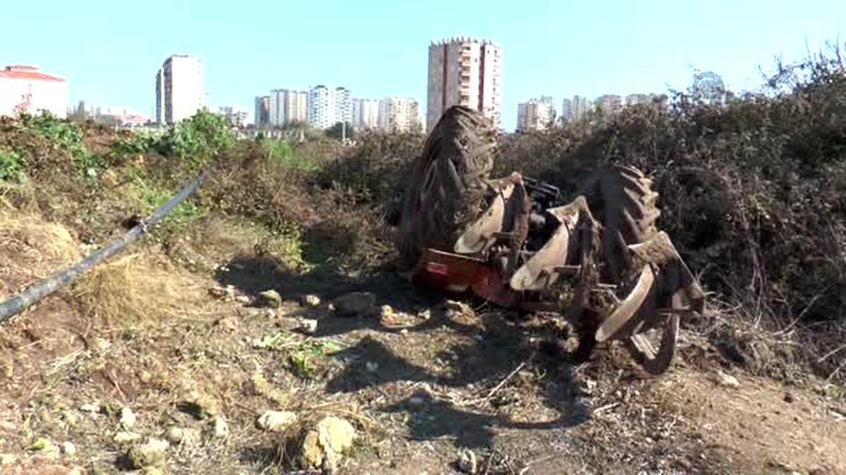 Devrilen Traktörde Sıkışan Sürücü Vinç Yardımıyla Kurtarıldı