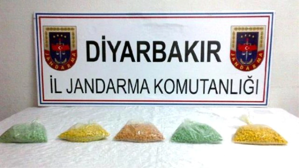 Diyarbakır\'da Jandarma 4 Bin 800 Ecstasy Hap Ele Geçirdi
