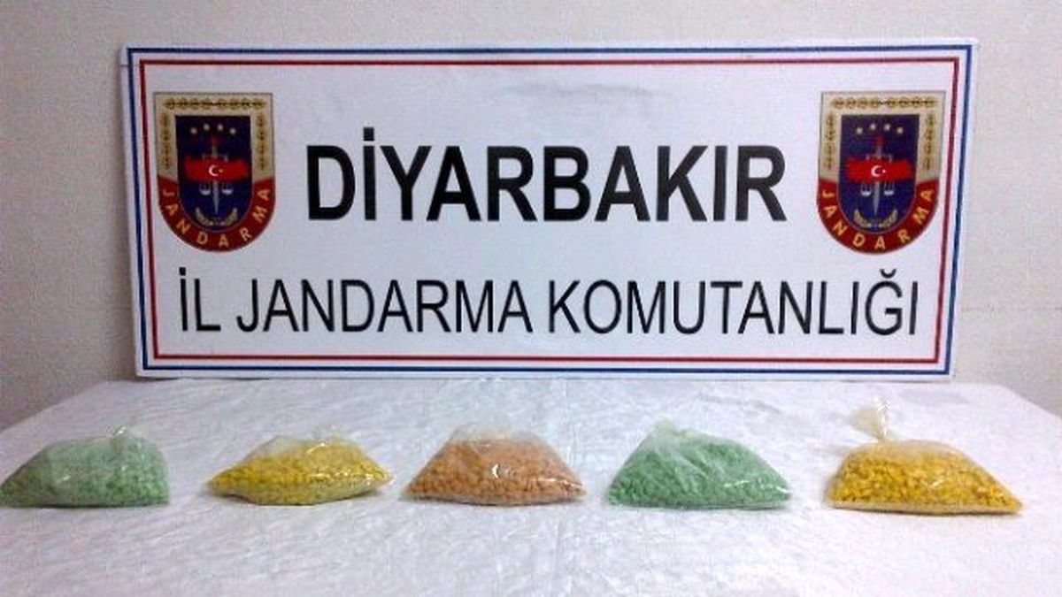 Diyarbakır\'da Jandarma 4 Bin 800 Adet Ecstasy Ele Geçirdi