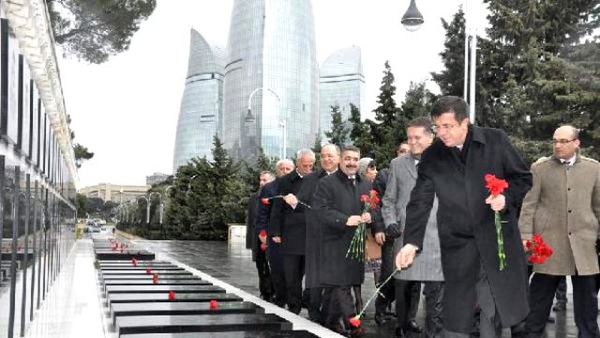 Ekonomi Bakanı Zeybekci Azerbaycan\'da Türk Şehitliğini Ziyaret Etti