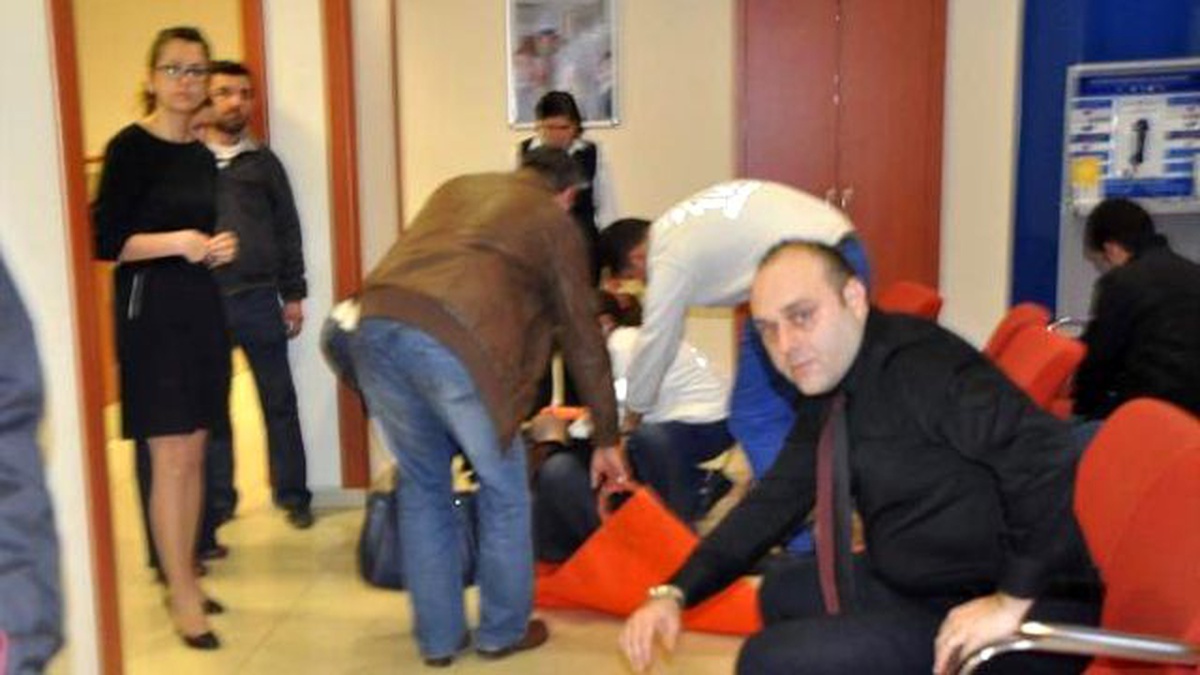 Güvenlik Görevlisinin Silahıyla Bankadan 400 Bin Liralık Soygun