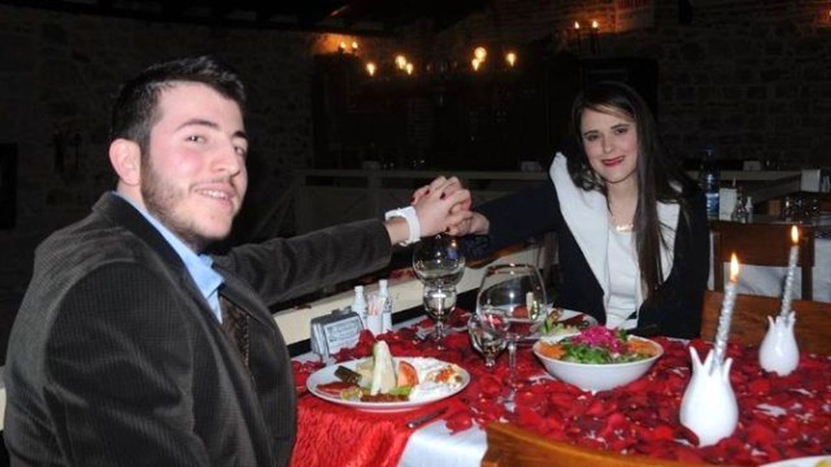 Ayvalık\'ta Kız Arkadaşına Slayt Gösterisiyle Evlenme Teklif Etti