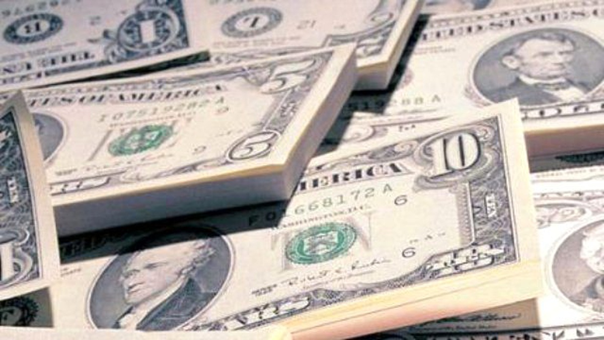 Merkez\'e Eleştirilerin Etkisiyle Dolar Yeni Rekor Düzeyde