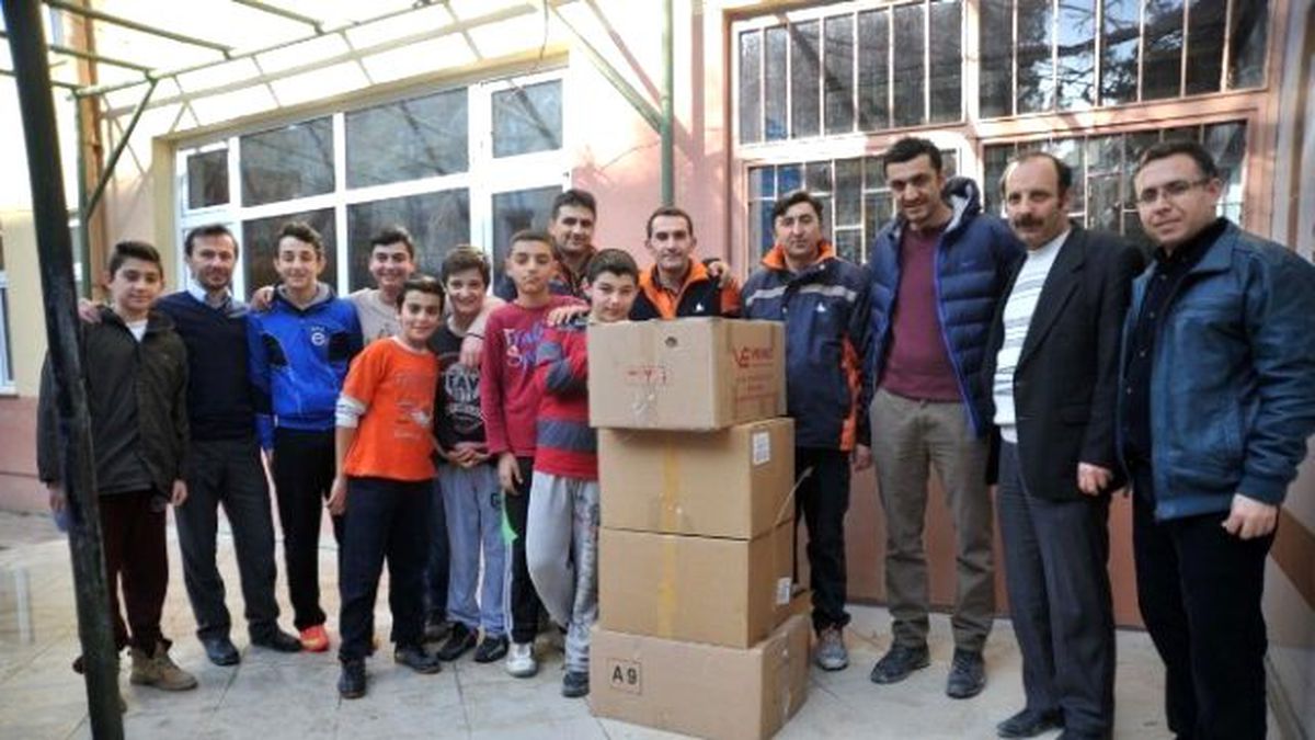 Minik Öğrencilerden Yangın Faciası Yaşayan Köye Yardım