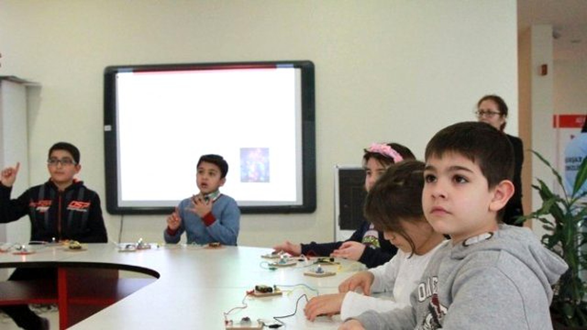 Öğrenciler Yarıyıl Tatilinde Bilim Öğreniyorlar