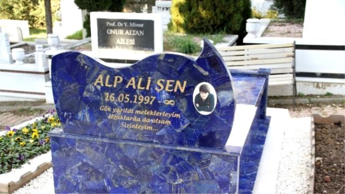 Ali Şen\'in Torununun Mezar Taşı Görenleri Duygulandırdı