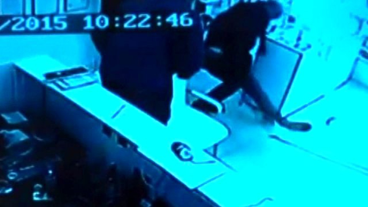 Dükkanına Fare Giren Esnaf Soluğu Sandalyede Aldı