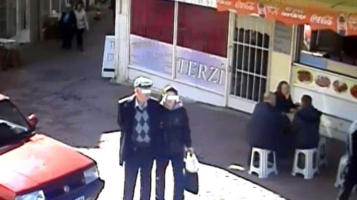 Düzmece Kavgayı Ayırırken Maaşından Oldu
