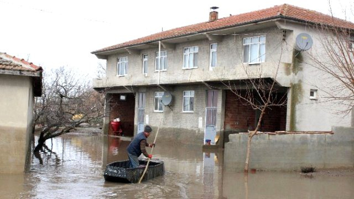Edirne\'de Vatandaşlar Evlerine Kayıkla Girip Çıkıyorlar