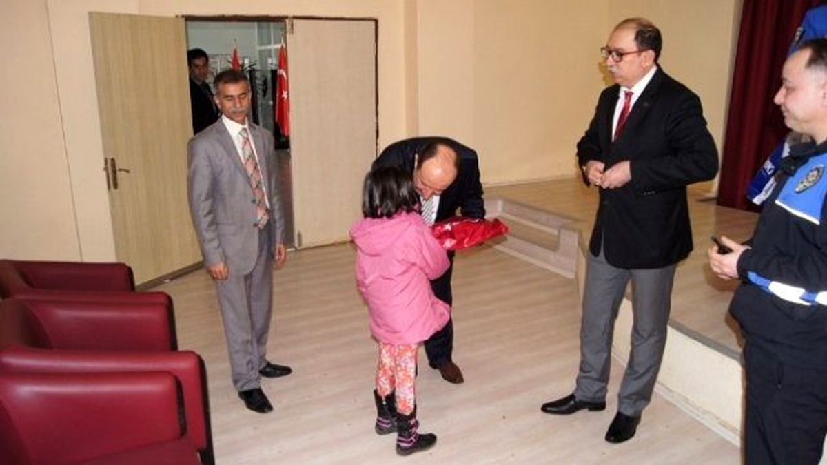 Polislerden Sevgi Evlerinde Kalan Çocuklara Sürpriz