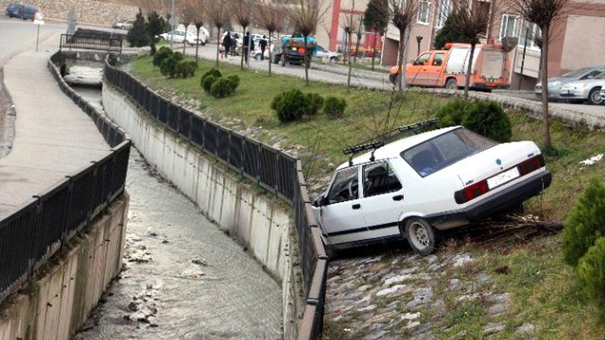 Su Kanalına Düşmekten Korkuluklar Kurtardı