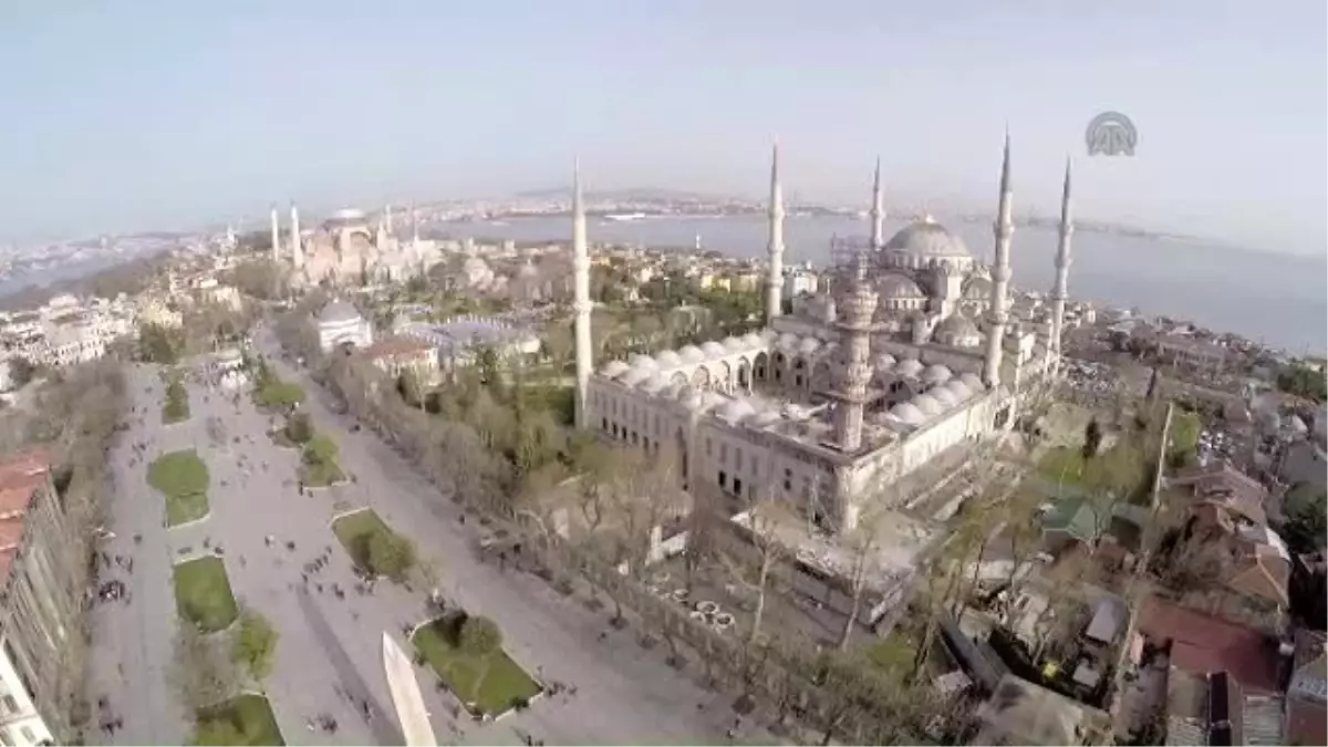 Sultanahmet Camisi'nin Bir Minaresinde Kayma Var