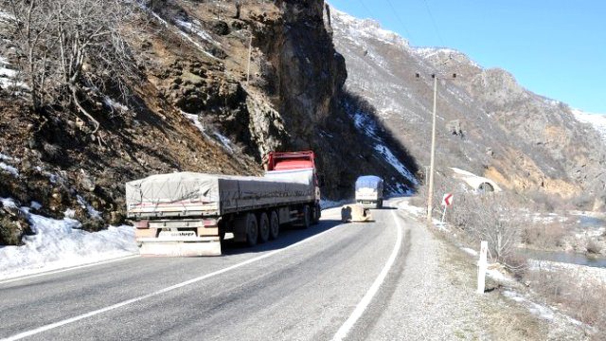 Tunceli-erzincan Karayoluna Kaya Düştü