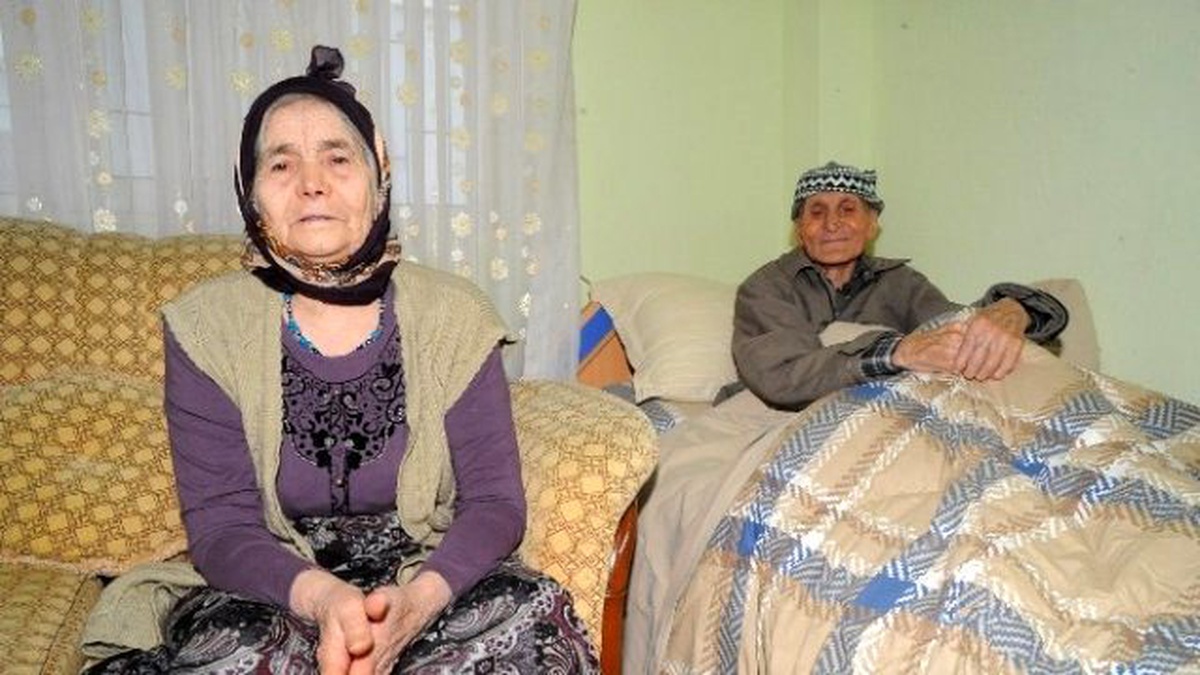 Uşak\'ta Valiliğin Sahip Çıktığı Yaşlı Çift Yeni Evleri Taşındı