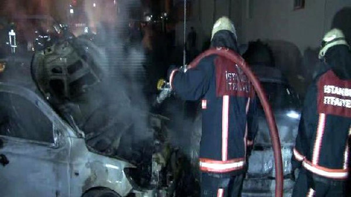 Üsküdar\'da Site Otoparkındaki 9 Araç Kundaklandı