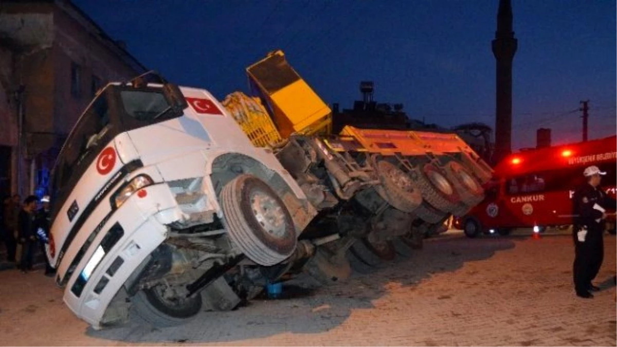 Kozan\'da Üzerine Beton Direk Düşen İşçi Yaralandı