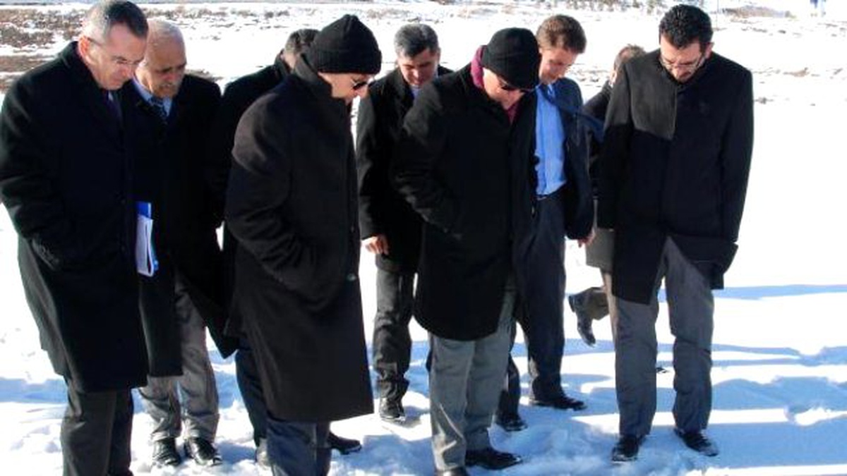 Vali Deniz, Şölen Öncesi Buz Tutan Çıldır Gölü\'nde İnceleme Yaptı