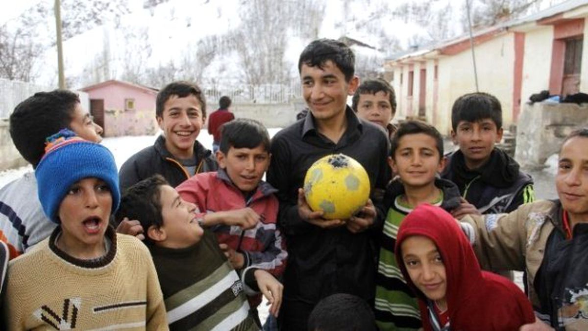 Hakkari\'de 6 Bin Nüfuslu Beldenin Çocukları Halı Saha İstiyor