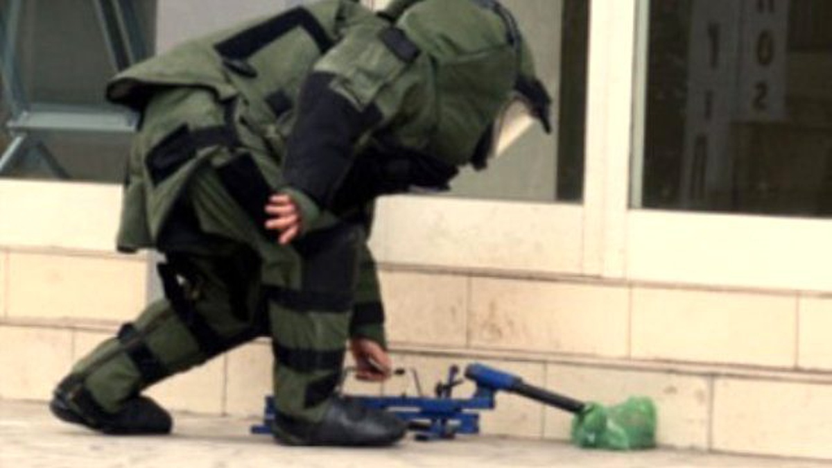 Banka Önündeki Şüpheli Poşet Polisi Alarma Geçirdi