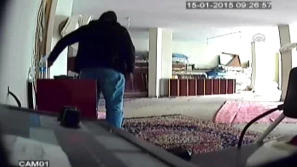 Camiden Hırsızlık, Güvenlik Kameralarına Yansıdı