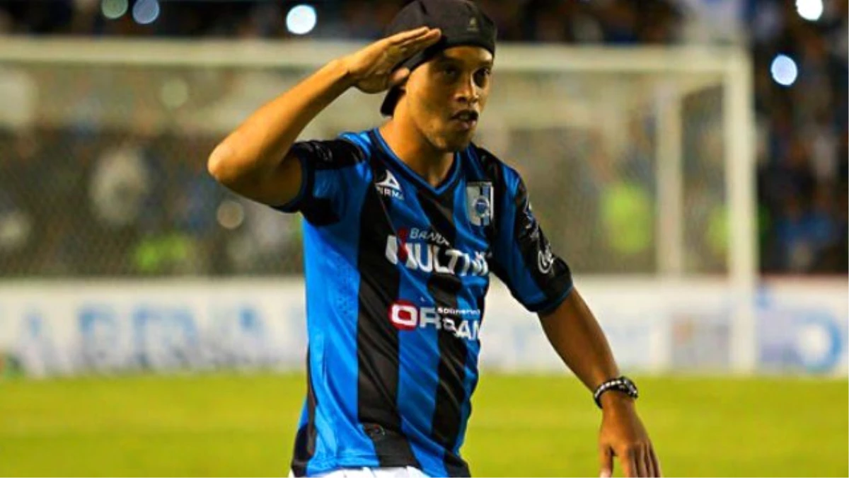 Çılgın Taraftar, Ronaldinho\'nun Şapkasını Almaya Çalıştı