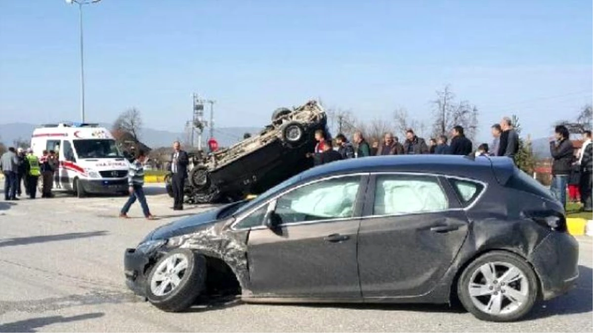 Düzce\'de Minibüsle Otomobil Çarpıştı: 2 Yaralı