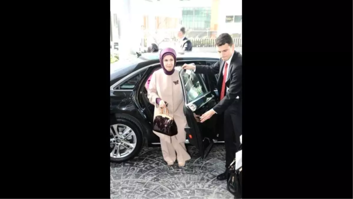 Emine Erdoğan\'a Bursa\'da, \'Türkiye\'ye Değer Katan Kadınlar Onur Ödülü\' Verildi