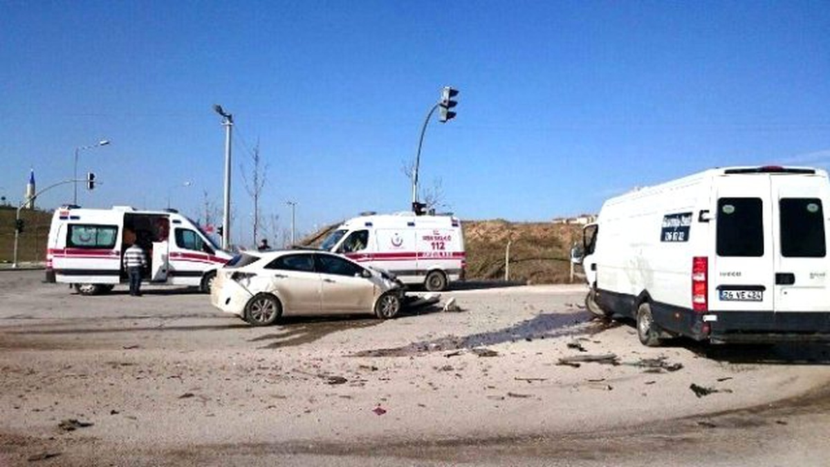 Eskişehir\'de Trafik Kazası: 3 Yaralı