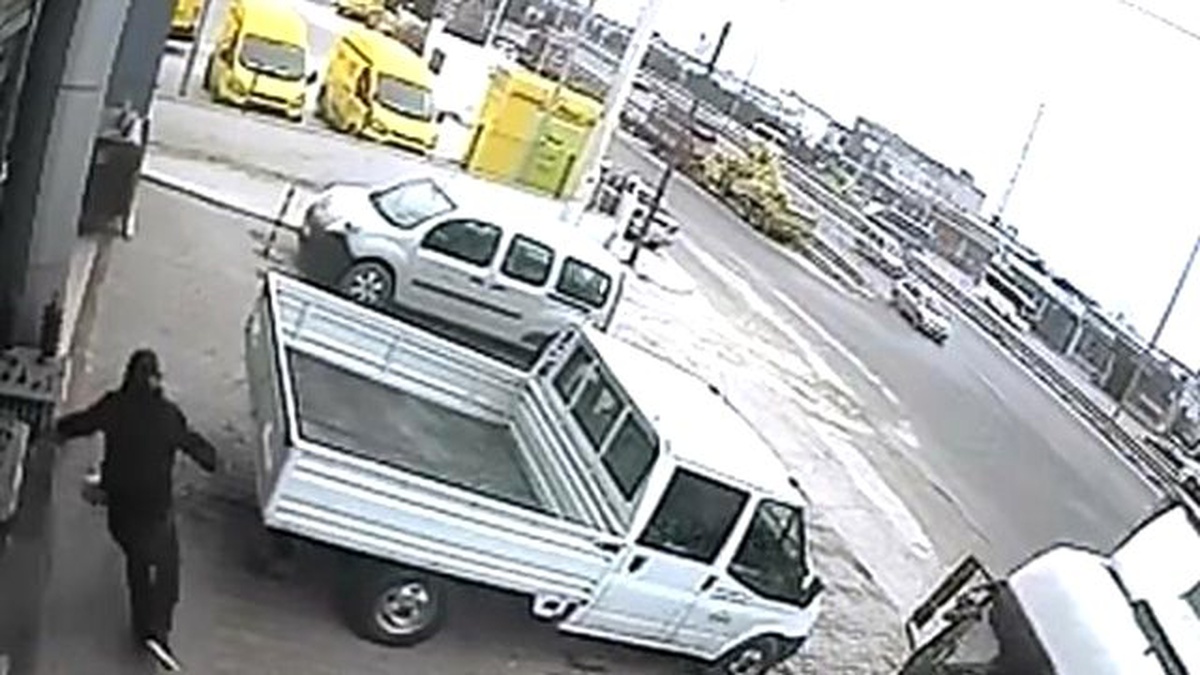 Freni Boşalan Tırın Altında Ezilmekten Son Anda Kurtuldu