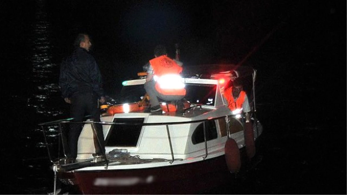 İzmir\'de Göçmenleri Taşıyan Tekne Alabora Oldu