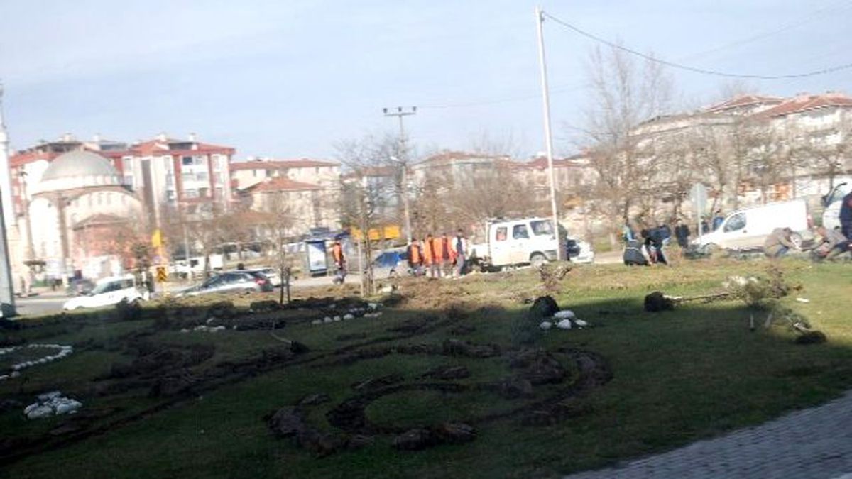 Kapaklı\'da Kavşaklar Çiçek Açtı