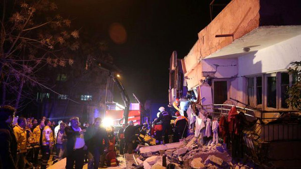 Mersin\'deki İki Katlı Binanın Çökmesi