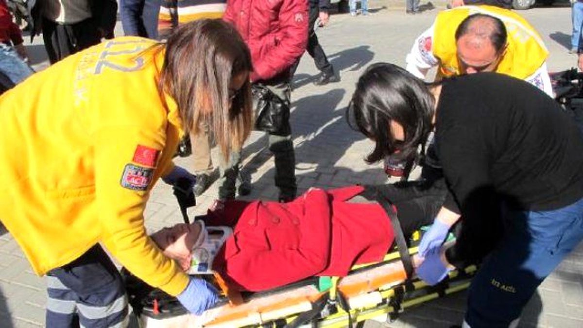 Motosiklet Kamyonetle Kavşakta Çarpıştı: 1 Yaralı