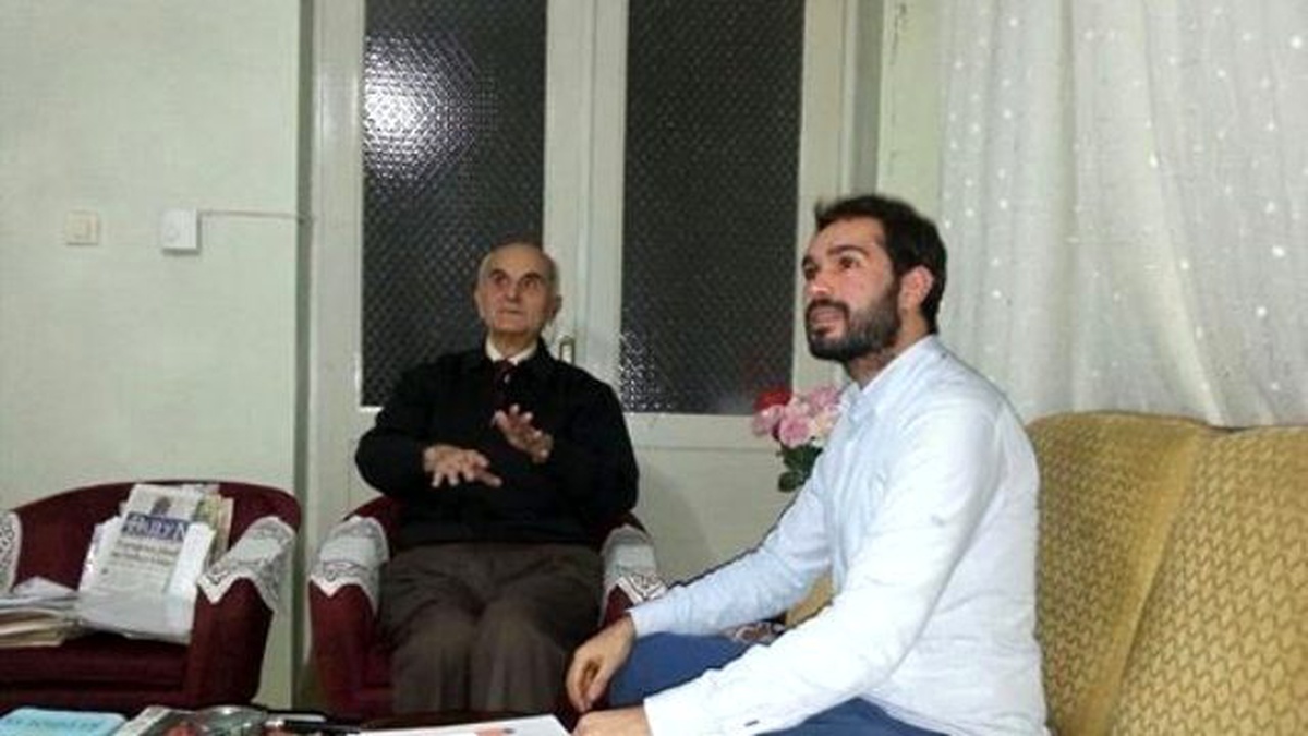 90 Yaşında İngilizce Dersi Veriyor
