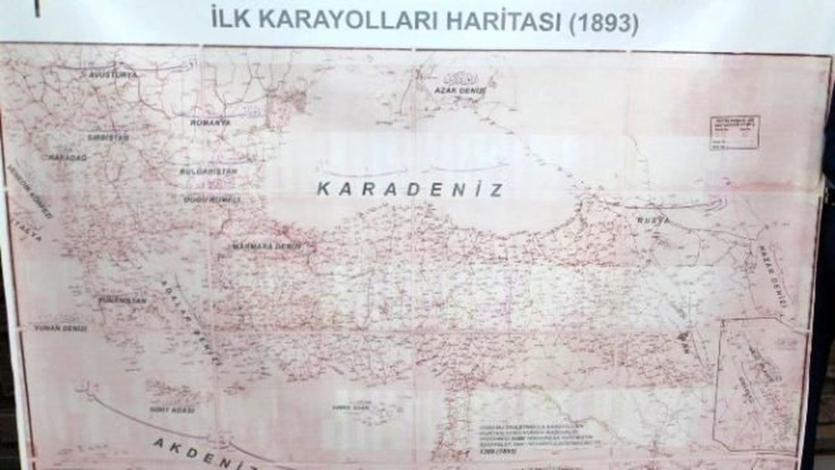 Şahiner\'e Osmanlı Karayolları Haritası Hediye Edildi