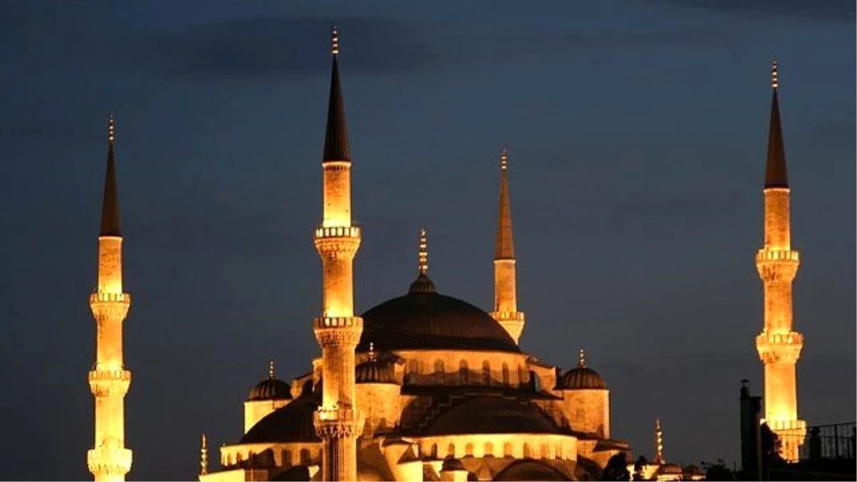 Sultanahmet Camisi\'nin Minaresinde Kayma Var