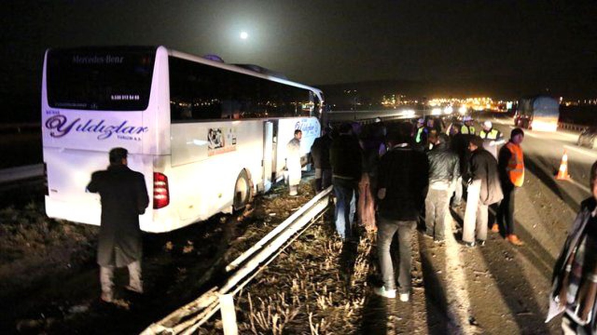 Sürücü Kalp Krizi Geçirdi, Otobüs Refüje Çarptı